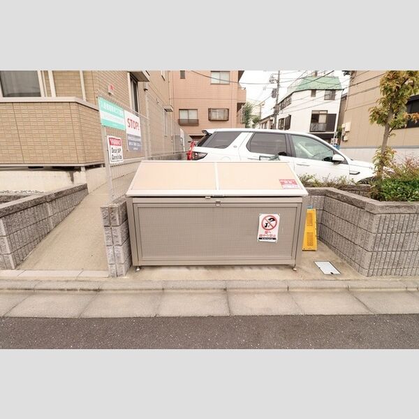 現地周辺 (敷地内ゴミBOX)