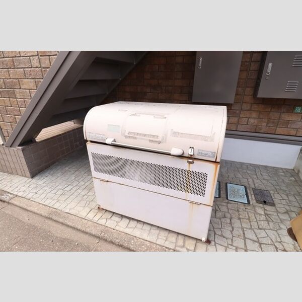 現地周辺 (敷地内ゴミBOX)