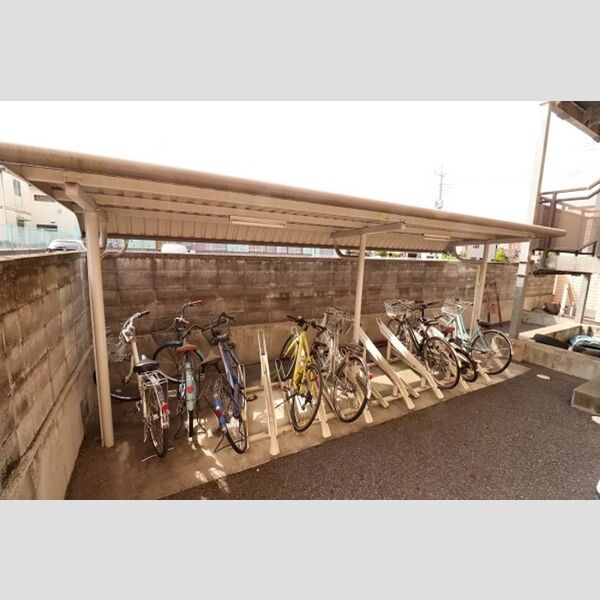 現地周辺 (屋根付き自転車駐輪場)