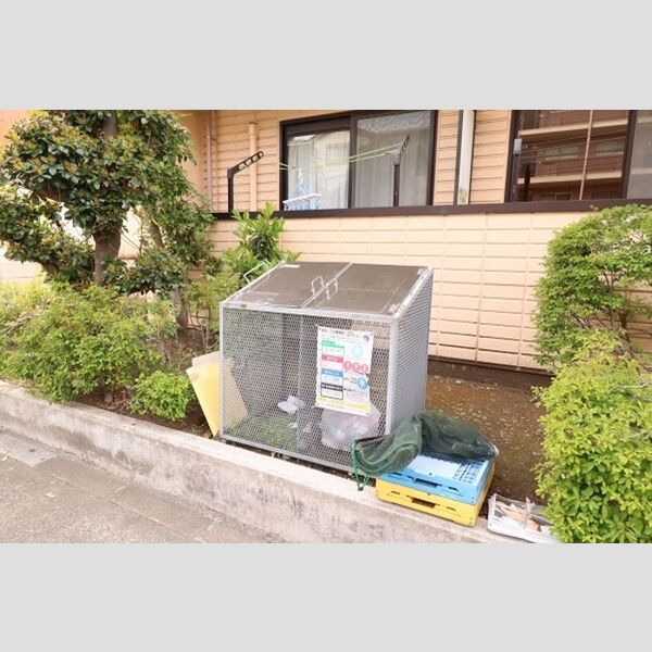 現地周辺 (敷地内ゴミBOX)