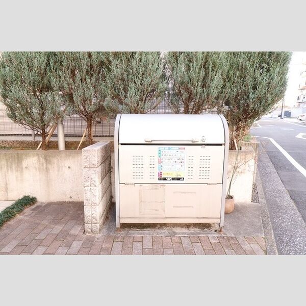 現地周辺 (敷地内ゴミBOX)