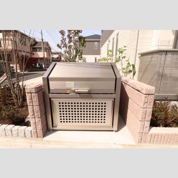 現地周辺 (敷地内ゴミBOX)