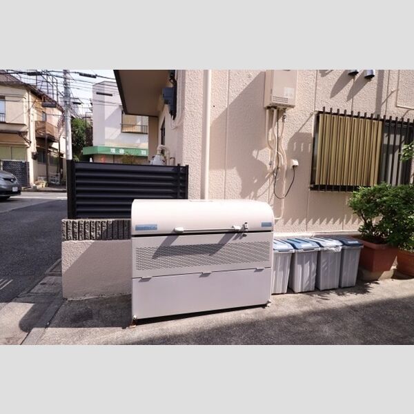現地周辺 (敷地内ゴミBOX)