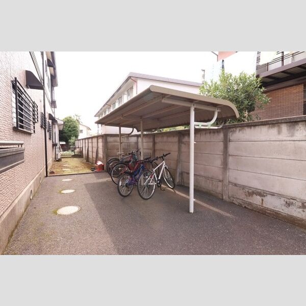 現地周辺 (屋根付き自転車駐輪場)