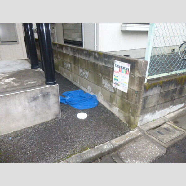 現地周辺 (敷地内専用ゴミ捨て場)
