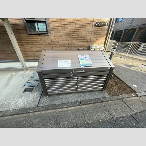 現地周辺 (ゴミストッカー)