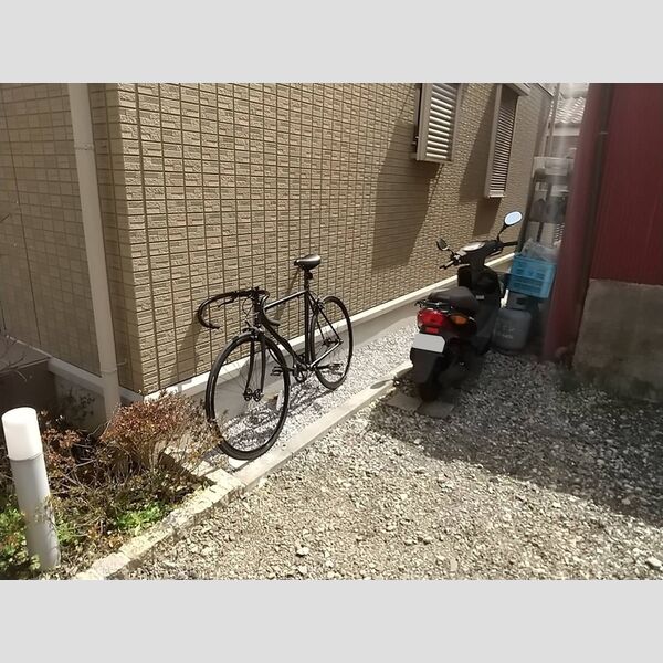 現地周辺 (駐輪場)