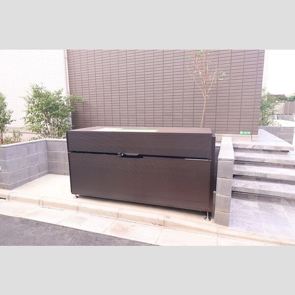 現地周辺 (敷地内ゴミBOX)