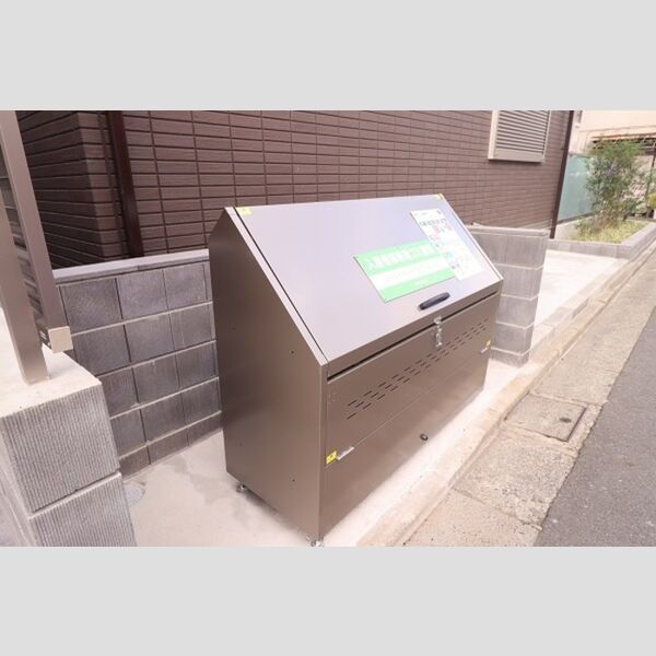 現地周辺 (敷地内ゴミBOX)