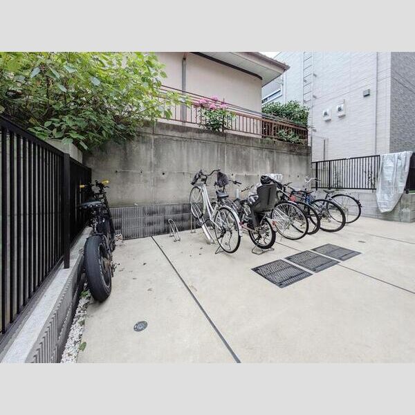 現地周辺 (駐輪場)