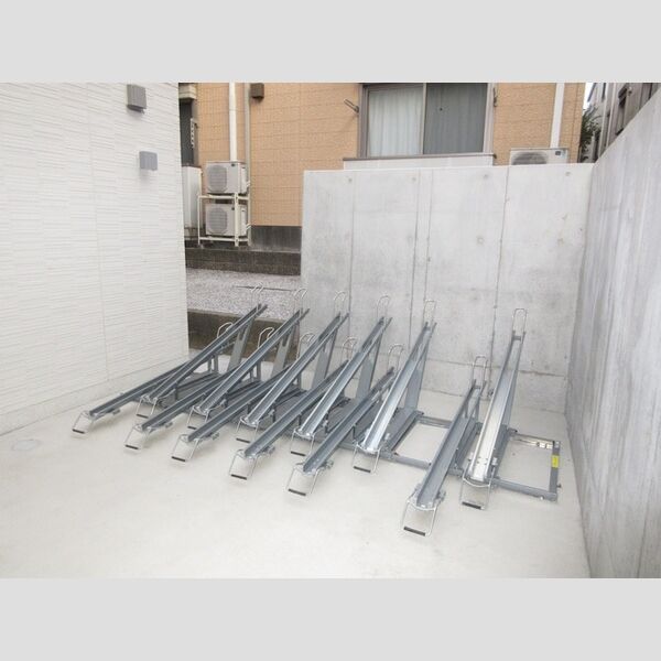 現地周辺 (自転車置場　建物の億になります)
