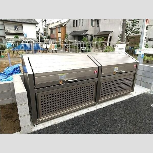 現地周辺 (敷地内ゴミBOX)