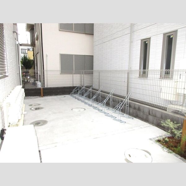 現地周辺 (自転車置き場)