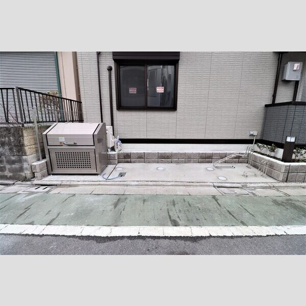 現地周辺 (ゴミストッカー・駐輪場)