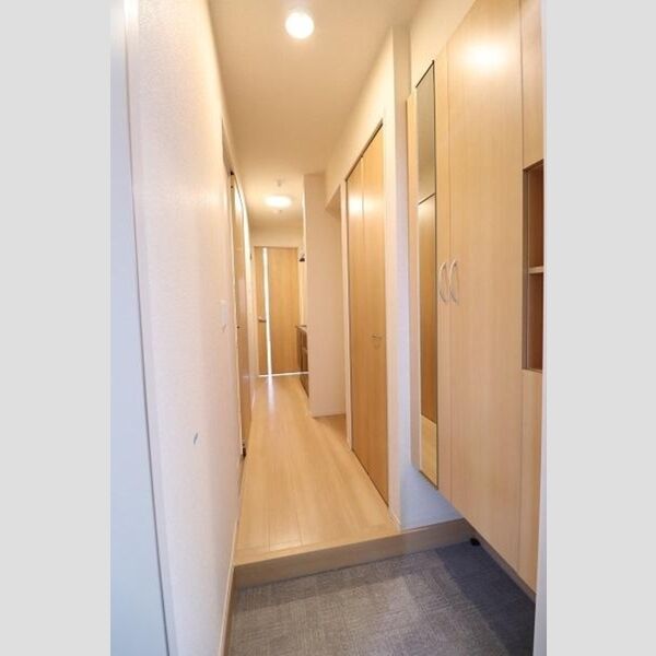 玄関 (鏡付きトールタイプシューズBOXと廊下収納)