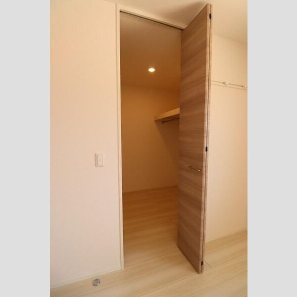 収納 (北側洋室ウォークインクローゼット)