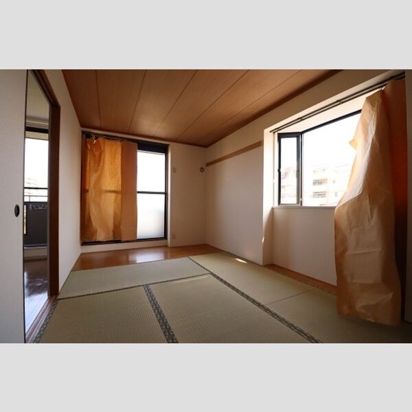 その他 (リビング隣の和室は2面採光)