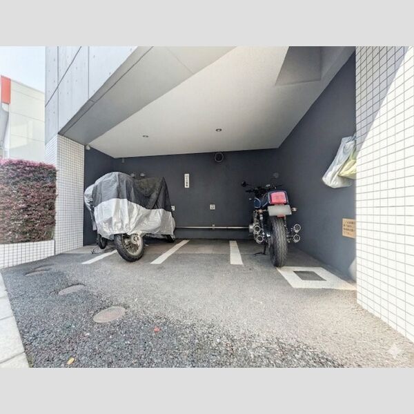 現地周辺 (バイク置場)