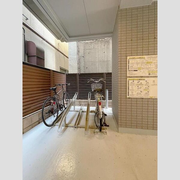 現地周辺 (駐輪場)