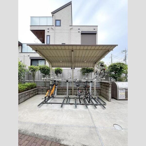 現地周辺 (駐輪場)