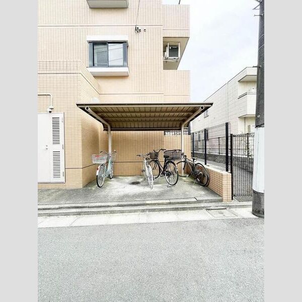 現地周辺 (駐輪場)
