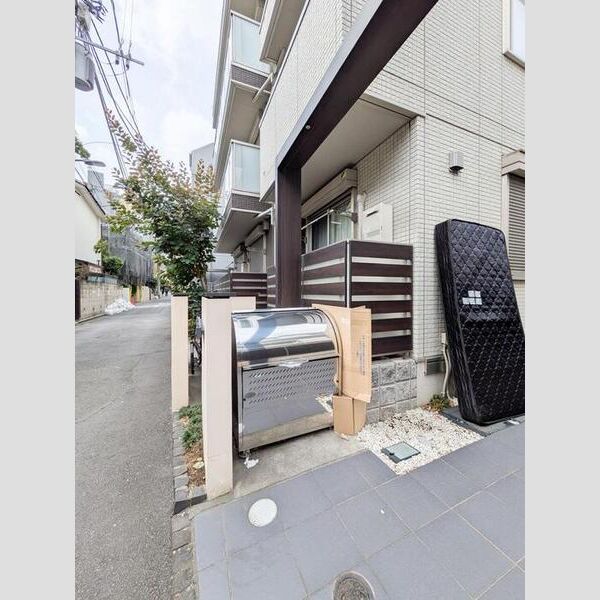 現地周辺 (ゴミ置場)