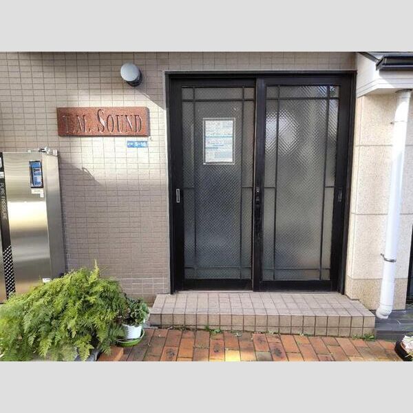 エントランス (建物入口)