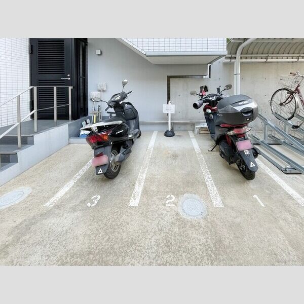 現地周辺 (バイク置場)
