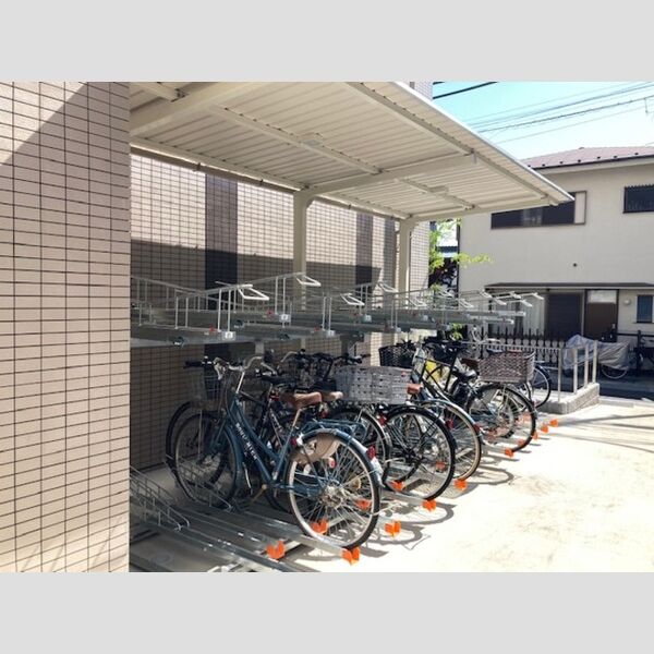 現地周辺 (自転車置き場)
