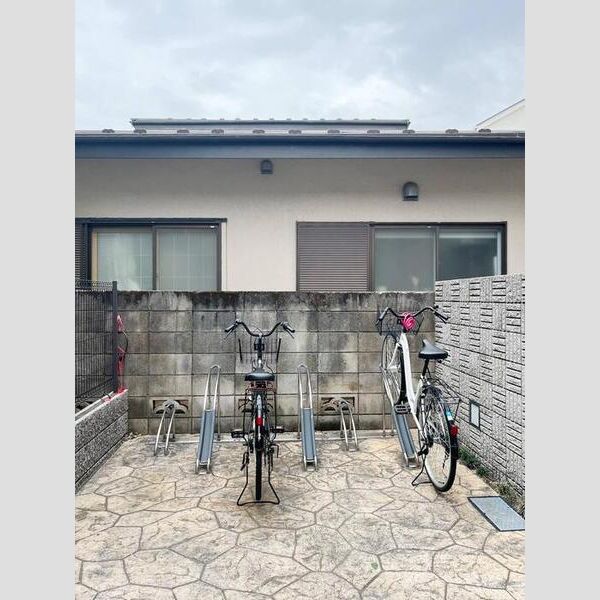 現地周辺 (駐輪場)