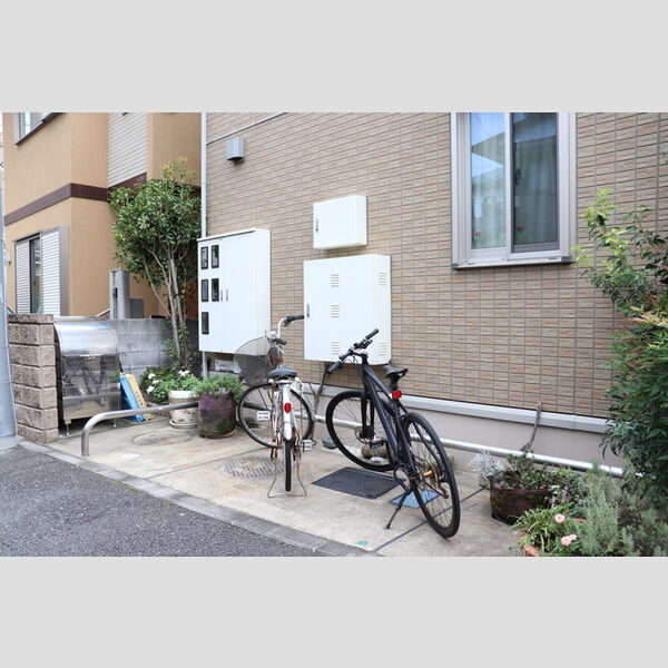 現地周辺 (自転車置き場)