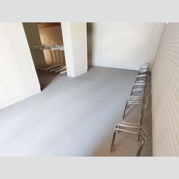 現地周辺 (駐輪場)