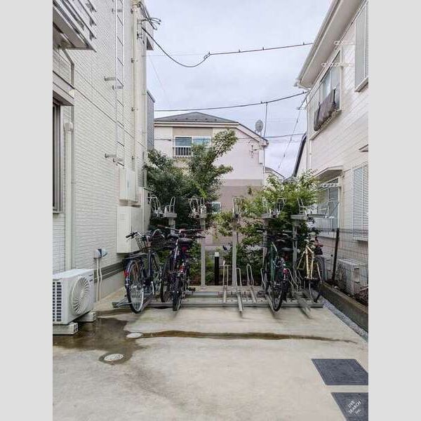 現地周辺 (駐輪場)