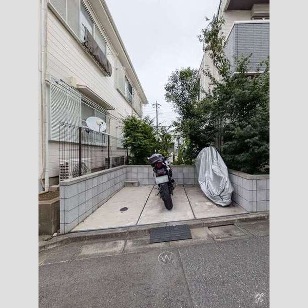現地周辺 (バイク置場)