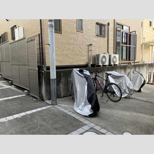 現地周辺 (駐輪場)