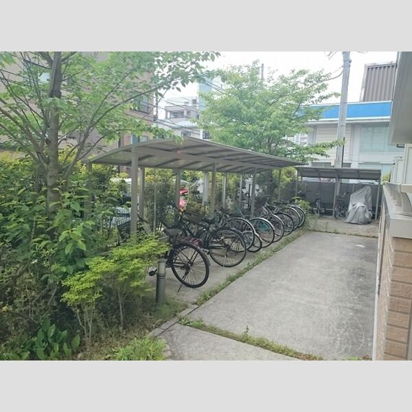 現地周辺 (駐輪場)