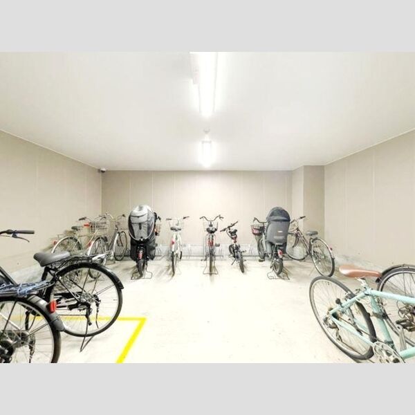 現地周辺 (駐輪場)