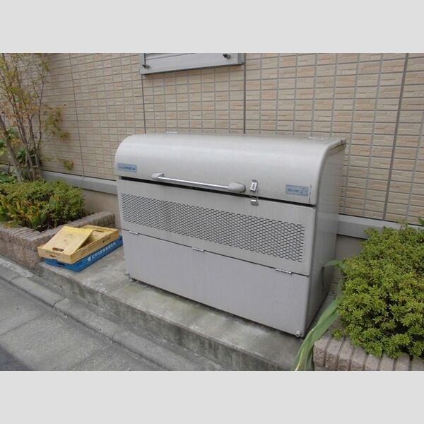 現地周辺 (ごみ置場)