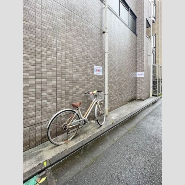 現地周辺 (駐輪場)