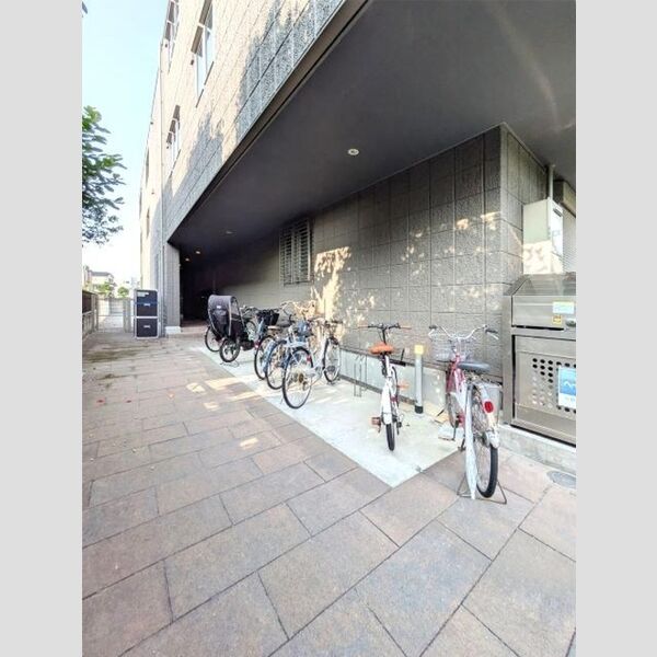 現地周辺 (駐輪場)