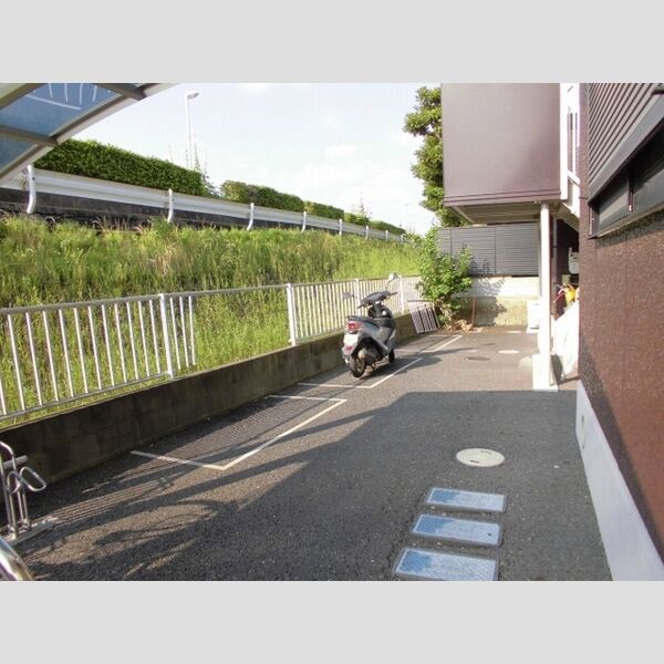 現地周辺 (バイク置場)