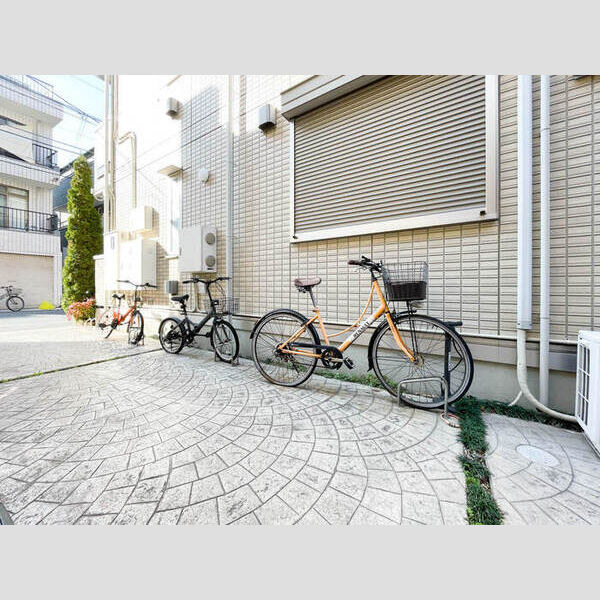 現地周辺 (駐輪場)