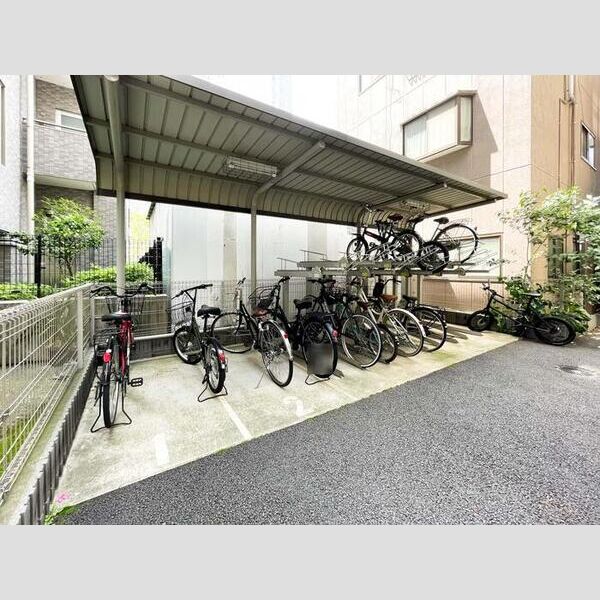 現地周辺 (駐輪場)