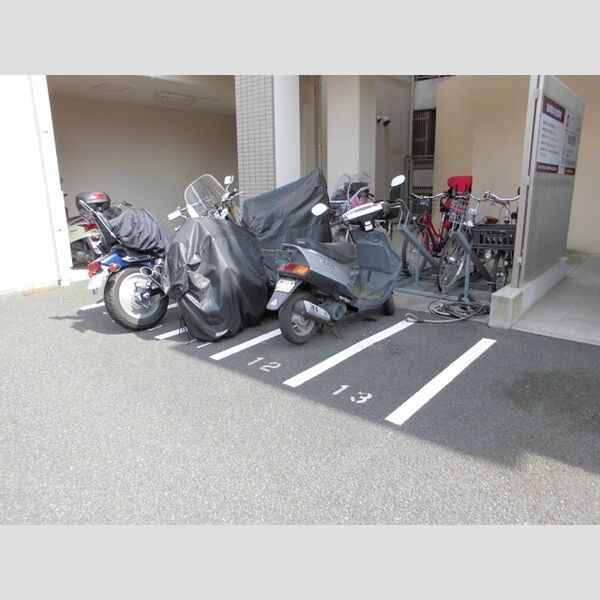 現地周辺 (バイク置場)