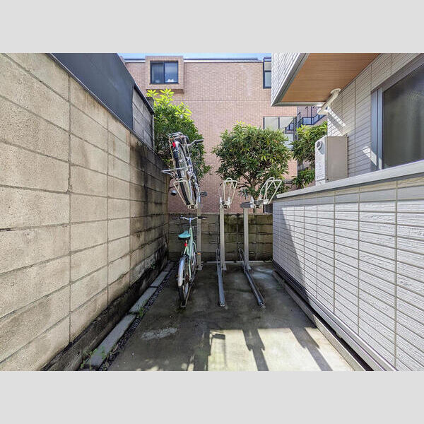 現地周辺 (駐輪場)