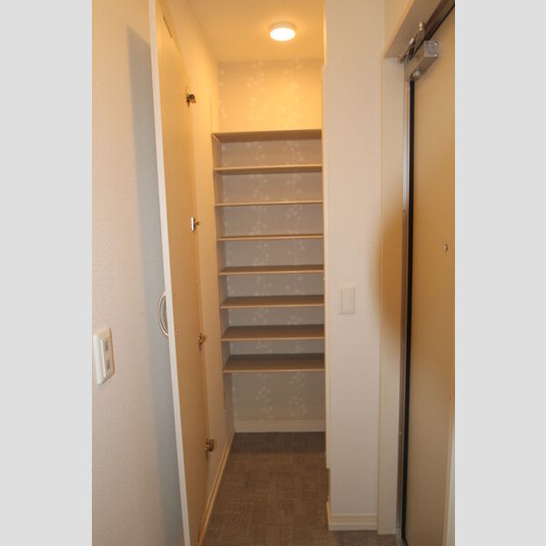玄関 (玄関にはシューズクロークがあります!)