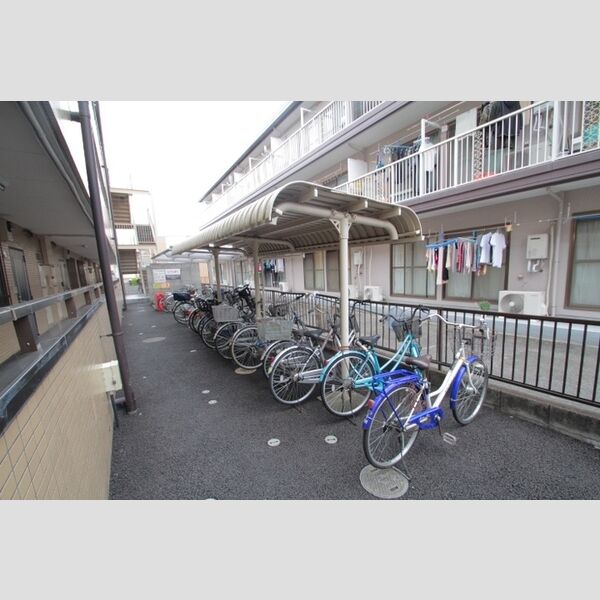 現地周辺 (屋根付きの駐輪場)