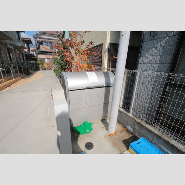 現地周辺 (入居者専用ゴミ捨て場)