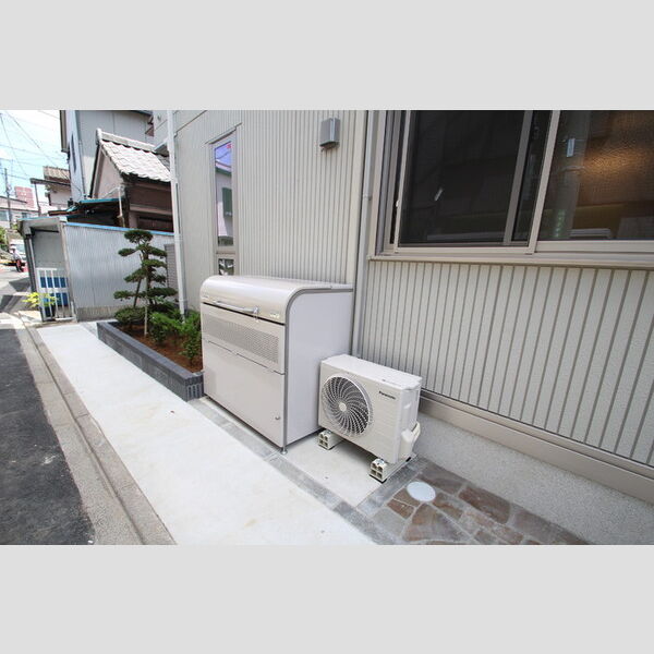 現地周辺 (ゴミ置き場は清潔なゴミストッカー)
