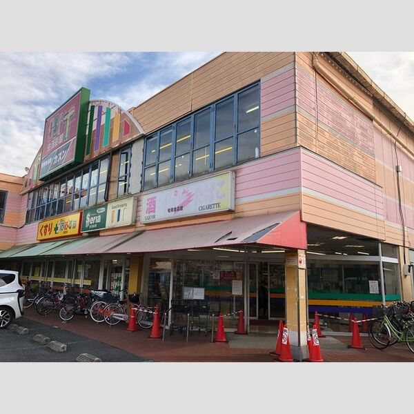 現地周辺 (カズン関原店(986m))
